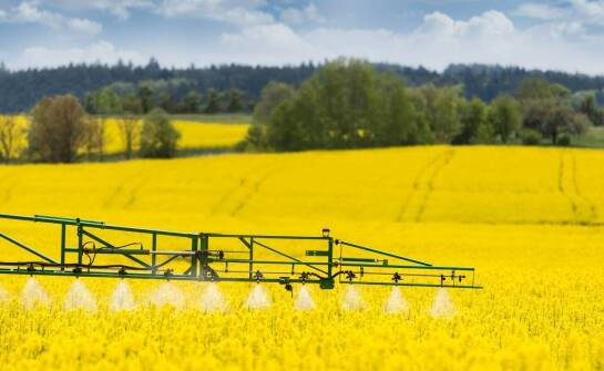Jakie są główne zalety opryskiwaczy samojezdnych?