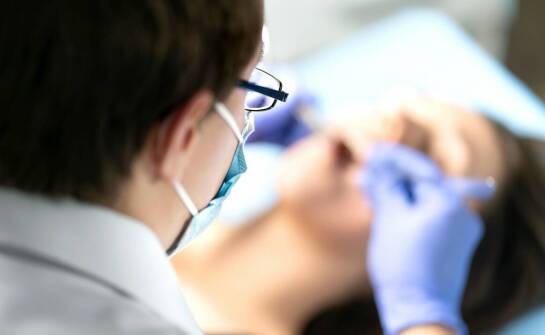 Rola chirurga stomatologicznego w leczeniu komplikacji po ekstrakcjach zębów