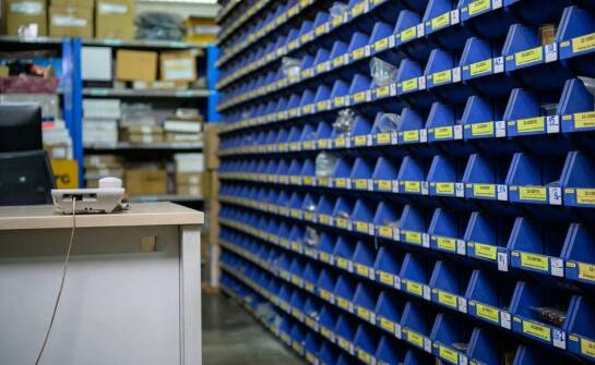 Jak beczki plastikowe 200l wspierają optymalizację przestrzeni magazynowej?