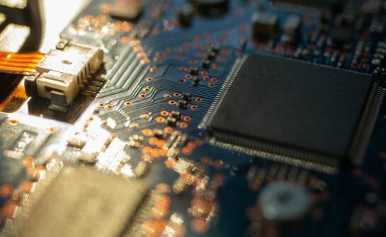 Jakie etykiety foliowe samoprzylepne wybrać do oznaczania elektroniki?