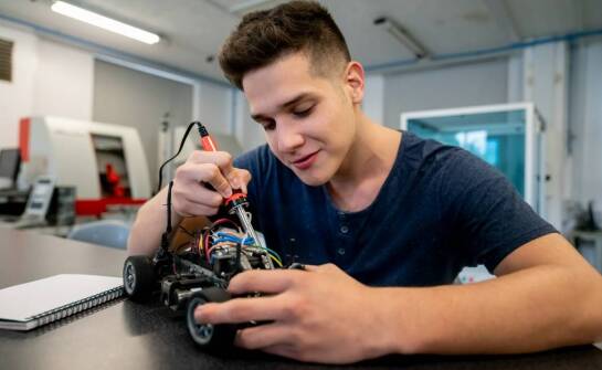 Jak sprzęt laboratoryjny w sklepie może wzbogacić edukację w szkołach?