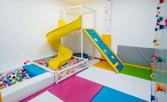 Jak zrównoważony rozwój wpływa na produkcję sal zabaw?