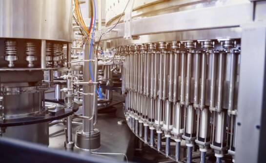 Jak dostosować używane maszyny rozlewnicze do specyficznych potrzeb produkcji?