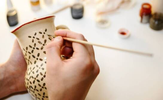 Jak porcelana ręcznie malowana łączy funkcjonalność z estetyką?