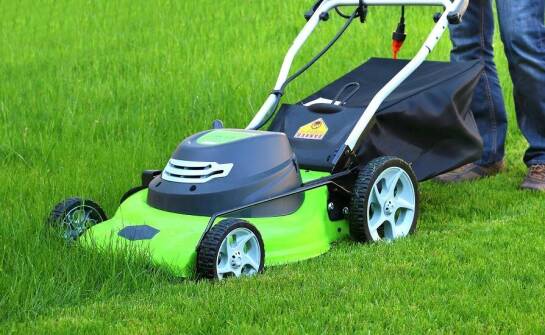 Elektryczne kosiarki do trawy: przewodowe czy bezprzewodowe rozwiązania?