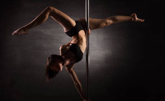 Jakie kroje strojów do pole dance najlepiej podkreślają sylwetkę?