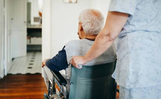 Jak opiekunka do osoby starszej może pomóc w organizacji rehabilitacji w Warszawie?