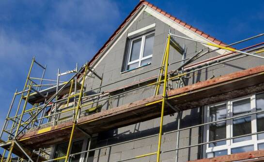 Jak remont elewacji może zwiększyć bezpieczeństwo budynku?