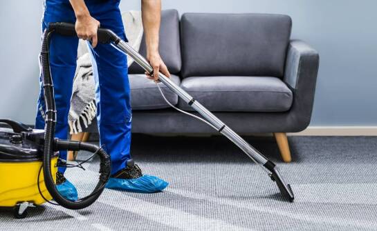 Rola odkurzaczy kolumnowych w utrzymaniu czystości na dużych powierzchniach