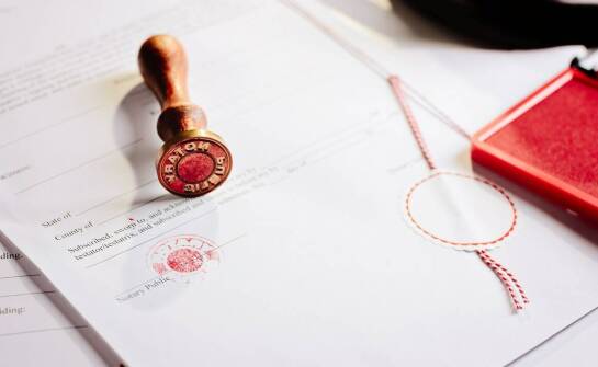 Jakie czynności notarialne są niezbędne przy sprzedaży działki?