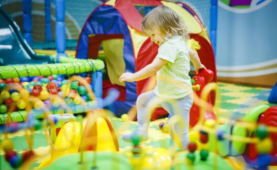 Jakie standardy bezpieczeństwa są kluczowe dla producentów sal zabaw?