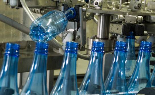 Wydajność przenośników rolkowych i modułowych w liniach rozlewniczych