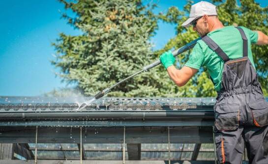 Ekologiczne metody czyszczenia dachów – co warto wiedzieć?