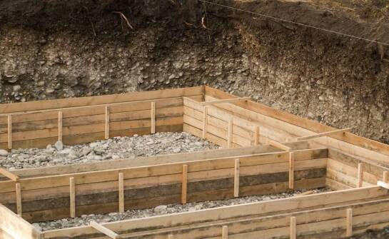 Jak szalunki fundamentowe wpływają na trwałość i stabilność konstrukcji?