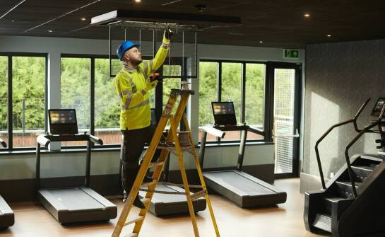 Jak mechaniczne czyszczenie kanałów wentylacyjnych wpływa na oszczędności energetyczne?