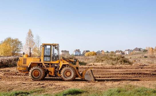 Proces przygotowania gruntów pod fundamenty budynków przemysłowych