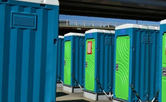 Toalety przenośne na imprezy masowe: dlaczego są niezbędne?