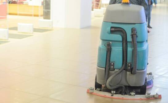 Jak skuteczne jest maszynowe czyszczenie posadzek w halach garażowych?