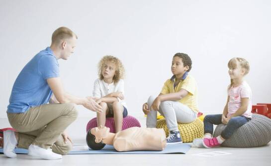 Jakie są kluczowe elementy szkoleń z zakresu pierwszej pomocy w firmie?