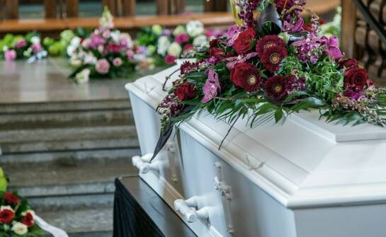 Jakie są wyzwania związane z organizacją ceremonii pogrzebowej?