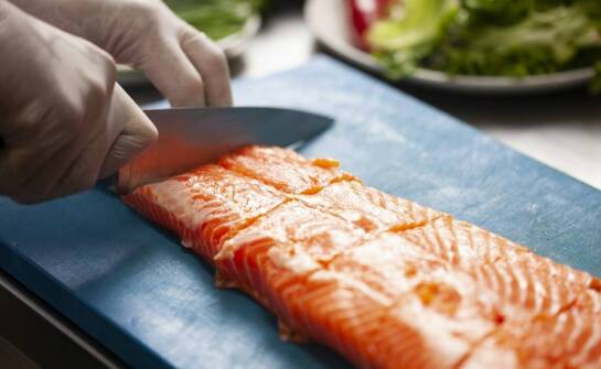 Jakie zalety niesie ze sobą cięcie glazurowanych bloków rybnych?