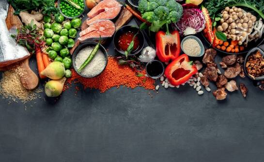 Jak dostosować porcje surowego mięsa do zapotrzebowania energetycznego zwierzęcia?