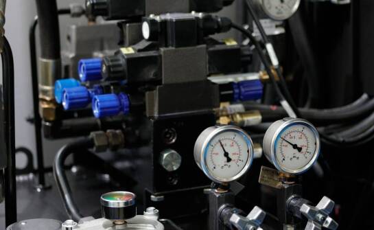 Siłowniki hydrauliczne jednostronnego i dwustronnego działania – różnice i zastosowania