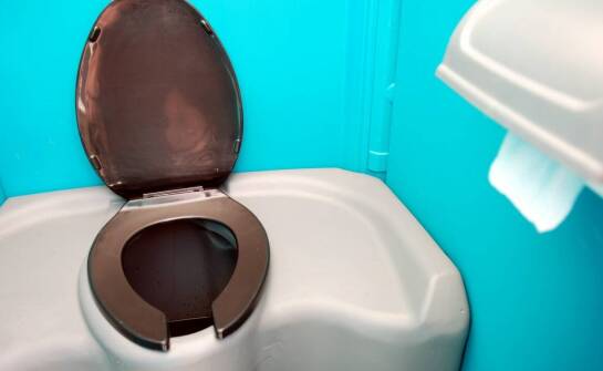 Jakie są zalety toalet przenośnych z funkcją antybakteryjną?