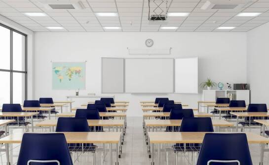 Jakie są wyzwania związane z wyborem odpowiednich tablic dla placówek edukacyjnych?