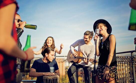 Wieczory z muzyką na żywo – jak wzbogacają doświadczenie kulinarne