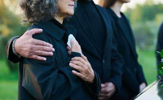 Jakie usługi obejmuje organizacja transportu zmarłych na terenie kraju i za granicą?