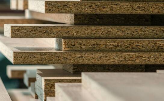 Jak płyty HDF wpływają na wytrzymałość i estetykę mebli?