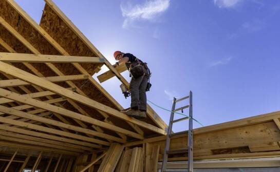 Porównanie chwytaków mechanicznych i próżniowych do płyt warstwowych