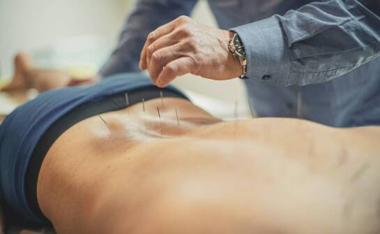 Akupunktura a tradycyjne metody rehabilitacji – porównanie skuteczności
