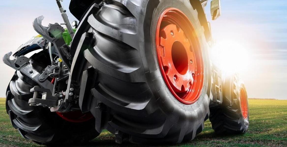 Zalety mobilnego serwisu opon dla maszyn rolniczych