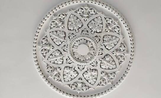 Dekoracyjny ornament: Sztuka detalu w projektach prywatnych