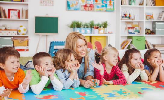 Jak zajęcia adaptacyjne pomagają dzieciom w integracji z grupą przedszkolną?