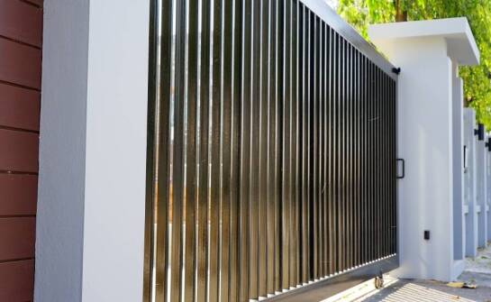 Akcesoria do bram przesuwnych a energooszczędność – co warto wiedzieć?