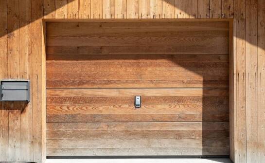 Czy garaże drewnopodobne są odporne na warunki atmosferyczne?