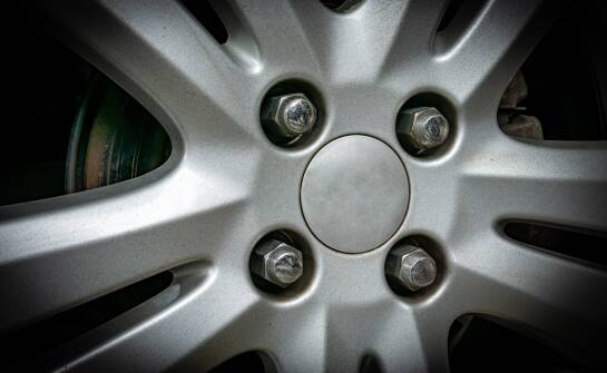 Dlaczego warto inwestować w wysokiej jakości nakrętki do kół samochodowych?