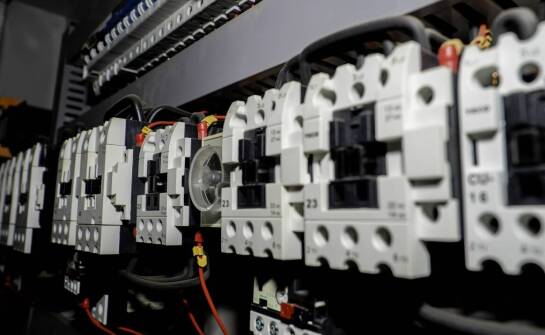 Zastosowanie przekaźników bezpieczeństwa w systemach zarządzania energią