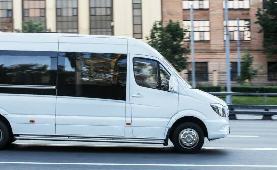 Przewóz osób busem na terenie kraju – co warto wiedzieć o ofercie?