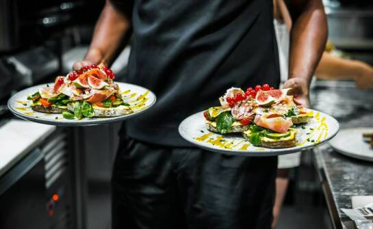 Profesjonalna obsługa kelnerska w domu weselnym