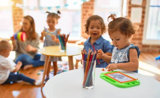 Przedszkole językowe: jak łączy edukację z zabawą?