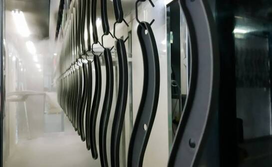 Rola lakierni proszkowej w produkcji bram – jakie korzyści przynosi?