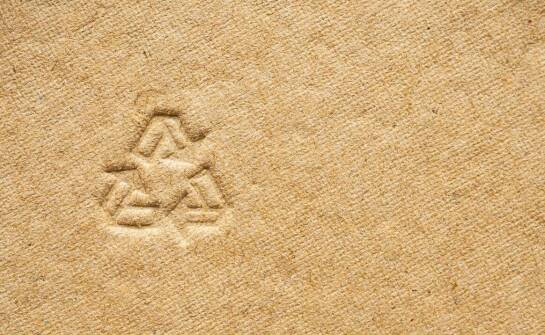 Jakie są zalety stosowania ręczników papierowych z recyklingu w miejscach pracy?