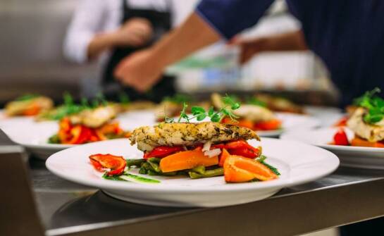 Optymalizacja kuchni w kontekście live cooking: jakie meble wybrać?