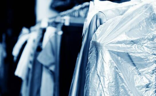 Jak różnorodność materiałów wpływa na cennik pralni chemicznej w Warszawie?