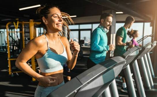 Jakie są zalety regularnego uczestnictwa w treningach HIIT w klubie fitness?