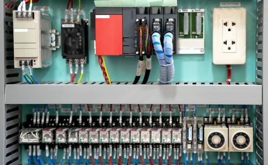 Jakie są najważniejsze cechy nowoczesnych wyłączników krańcowych?